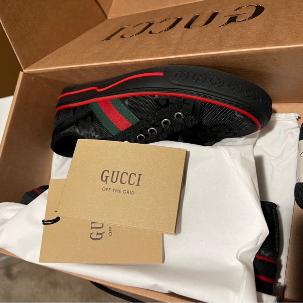 Im selling a women's gucci of the grid sneaker